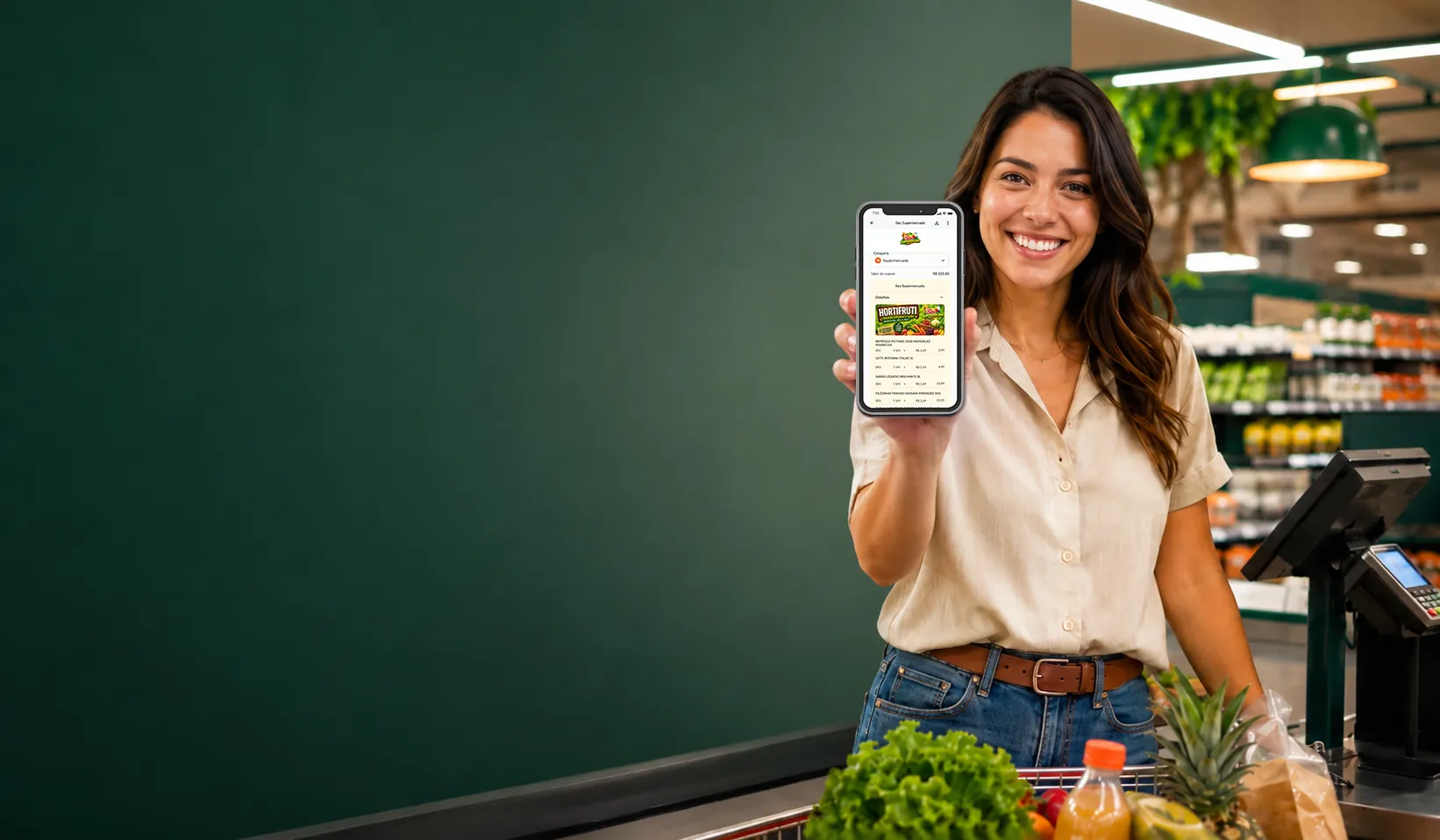 Cliente no caixa do supermercado mostrando o cupom fiscal digital no celular