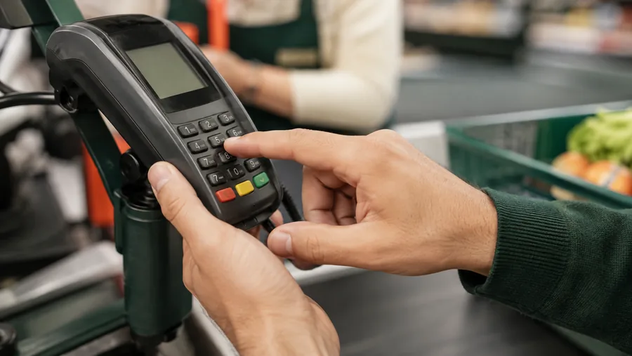 Cliente digitando o CPF na maquininha do caixa